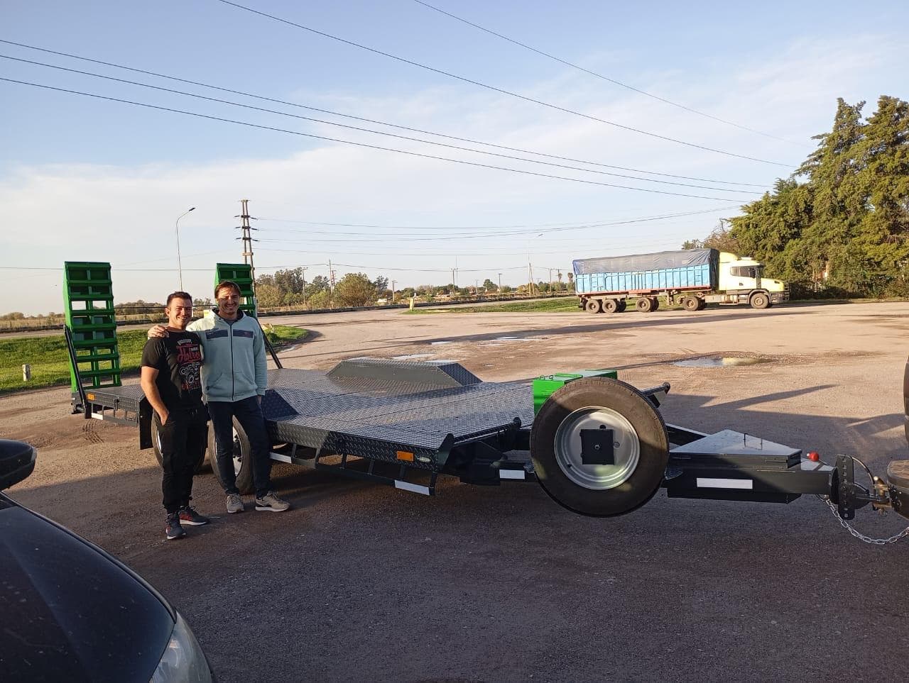 Socios de Transporte SyS junto a su tráiler para traslado de vehículos en Etruria, Córdoba